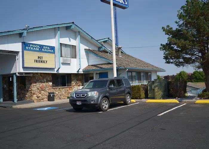 Nampa Inn & Suites